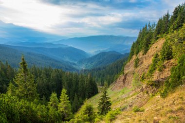 Gorgany, Doğu Karpatlar ve Ukrayna üzerindeki bulutlu gökyüzü.