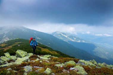 Dağlarda bir patikada turist. Doğu Karpatlar, Ukrayna.