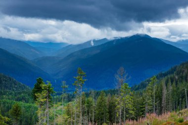 Gorgany, Doğu Karpatlar ve Ukrayna üzerindeki bulutlu gökyüzü.