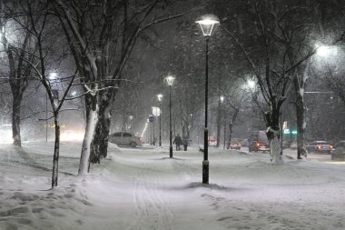 Gece kentinde kar yağışı. Kış.