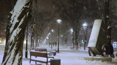 Gece kentinde kar yağışı. Kış.