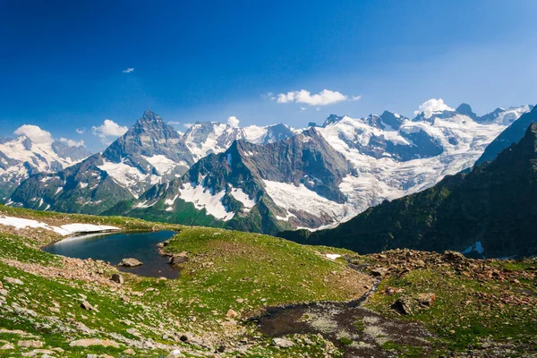 Чудовий Краєвид Кавказьких Гір Озером Передньому Плані Стокове Фото