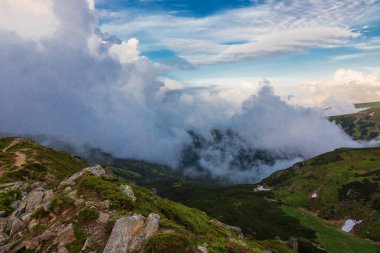 Yazın Karpatlar 'ın yamaçlarında sis ve bulutlar. Ukrayna.