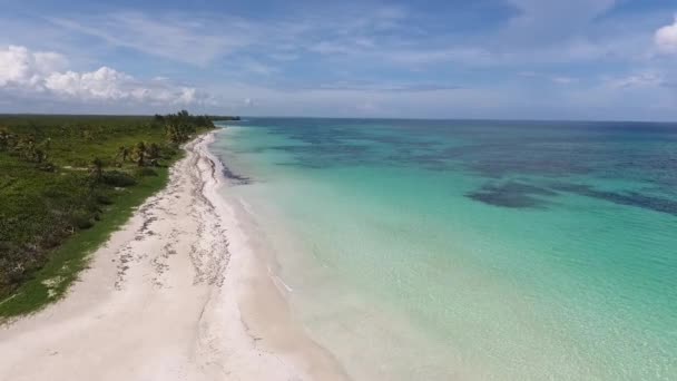 Capa Marinha Pitoresca Com Praia Areia Vazia Mar Azul Calmo — Vídeo de Stock