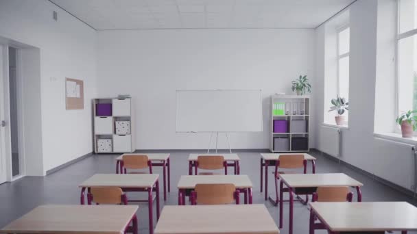 Leere Klasse Der Grundschule Mit Schülerschreibtischen Und Leerem Whiteboard — Stockvideo