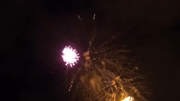 하늘에서는 불꽃놀이가 열린다 두려움을 불러일으키는 놀라운 — 비디오