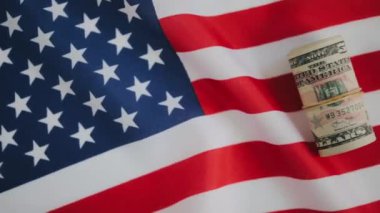 Amerikan ulusal bayrağında dolarlar sallanıyor. Birleşik Devletler ekonomik sistem başarısı
