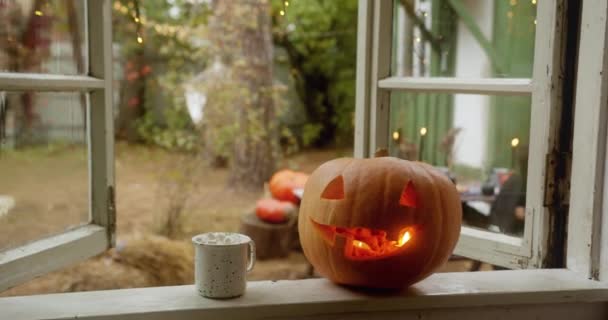 恐ろしい彫刻されたカボチャとココアの飲み物 ハロウィーンの休日の装飾 — ストック動画