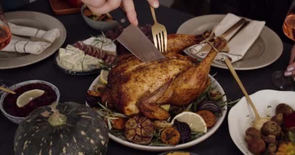 Vrouw Snijdt Heerlijke Gebakken Kalkoen Thanksgiving Diner Close Familie Vakantie — Stockvideo