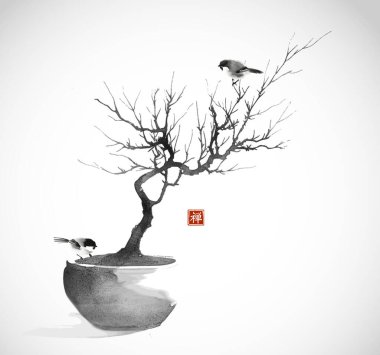 Tenceredeki yapraksız bonsai ağacının üzerindeki kuşların mürekkep boyası. Geleneksel oryantal mürekkep boyası sumi-e, u-sin, go-hua. Hiyeroglifin çevirisi - zen.