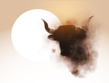 Kalın ve akışkan siyah mürekkep darbeleriyle tasvir edilmiş, sisli büyük bir ayın arka planına karşı boğa başlı mürekkep boyası. Geleneksel Japon mürekkep boyası sumi-e klasik tarzda. Hiyeroglif- bilgelik