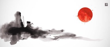 Büyük kırmızı güneşli, minimalist ve huzurlu sisli bir dağ manzarasının mürekkep temizleme tablosu. Geleneksel oryantal mürekkep boyası sumi-e, u-sin, go-hua. Hiyeroglif- mutluluk