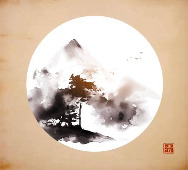 Antika arka planda beyaz daireli orman ağaçları olan puslu bir dağ. Geleneksel Japon mürekkep boyası sumi-e..