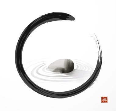 Japon Zen taşı bahçesinin mürekkep tablosu, kumdaki pürüzsüz taş. Geleneksel minimalist Japon mürekkep boyası sumi-e 'yi siyah enso zen çemberine boyuyor. Hiyeroglif- zen.