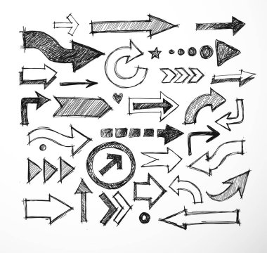 Beyaz arka planda kaba, sanatsal bir hisle çizilmiş çeşitli stil ve yönlerde el çizimi karalama okları koleksiyonu.