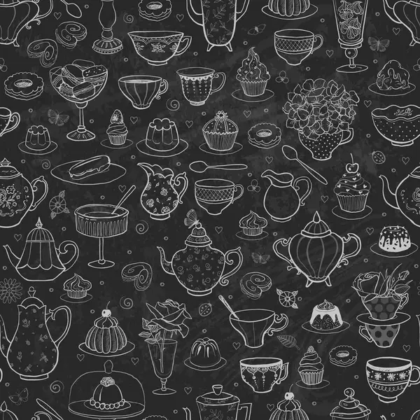 Beyaz el yapımı çaydanlıklar, fincanlar, tatlılar ve çiçeklerin kusursuz deseni. Siyah karatahta arka planında çay karalamaları.