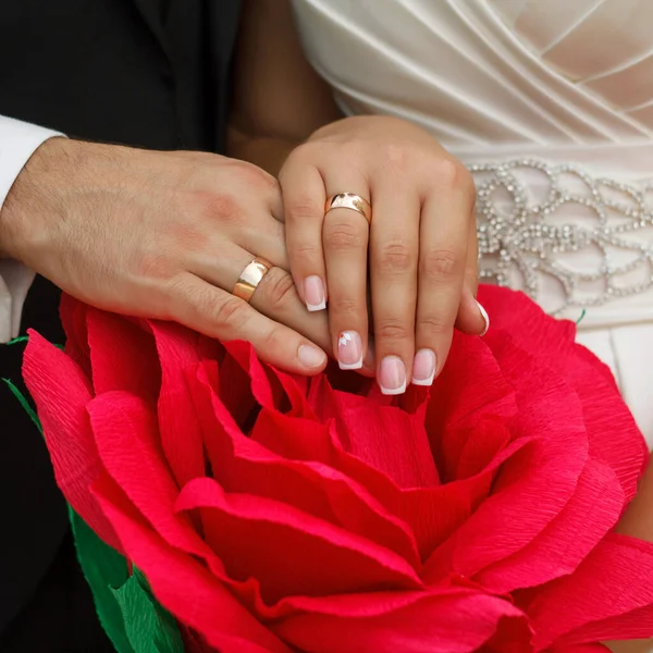 Ręce Nowożeńcy Klasyczne Obrączki Ślubne — Zdjęcie stockowe