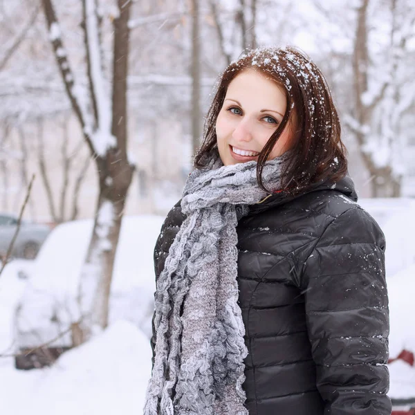 Szczęśliwa Kobieta Idzie Śniegu Zewnątrz Uśmiechając Się — Zdjęcie stockowe