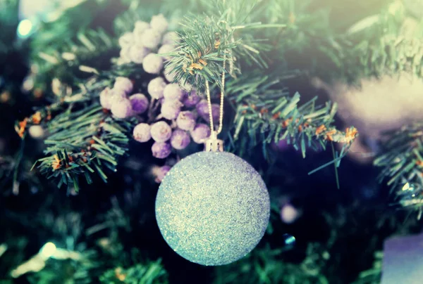 Schöner Und Eleganter Neujahrsbaum Mit Violettem Und Glänzendem Spielzeug — Stockfoto