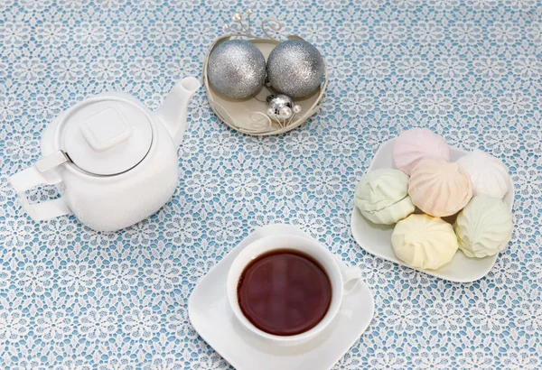伝統的なおいしい淹れたての紅茶 ティーポット スナックマシュマロはテーブルの上にあり 甘いデザートとクリスマスの装飾がテーブルの上にあります マシュマロを中心に — ストック写真
