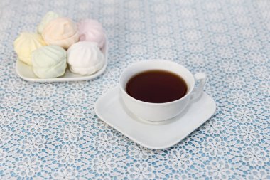 Geleneksel lezzetli çay bardakta demlenmiş ve hava şekerlemeleri masada, tatlı bir tatlı. Çay partisi zamanı.. 