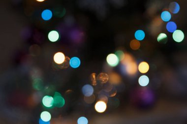 Bulanık arka plan, gece tatilinin soyutlanması, parti, çok renkli ışıklar, güzel şehir hayatı.