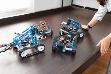 Pille çalışan ilginç çocuk elektronik tasarım makineleri koleksiyonu. Özel parçalardan elle monte edilmiş