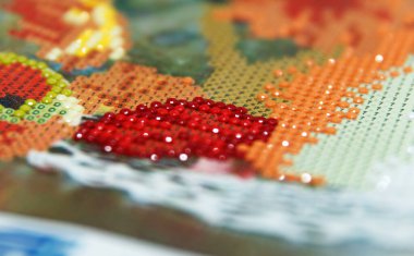 Yuvarlak yapay elmaslardan 3D elmas resmin yaratılma süreci, dinlenmek için el yapımı hobi.