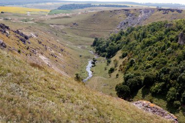 Tepeler, çimenler ve ağaçlarla kaplı güzel doğal bir vadi. Vadinin dibinde bir nehir akıyor. Turizm için çarpıcı bir manzara.