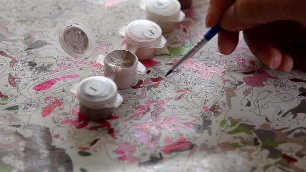 Artiste Aspirant Amateur Avec Diligence Peint Soigneusement Avec Pinceau Choisissant Clip Vidéo