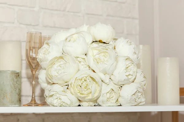 Ein Weißer Brautstrauß Aus Pfingstrosen Gläsern Und Weißen Kerzen Liegt — Stockfoto