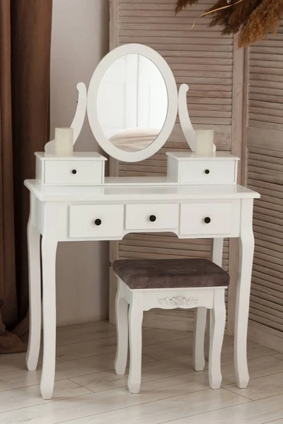 楕円形の鏡と椅子の白い美しさのドレッシングテーブルは美しい現代の寝室の居心地の良いインテリアの一部です — ストック写真