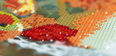 Yuvarlak yapay elmaslardan 3D elmas resmin yaratılma süreci, dinlenmek için el yapımı hobi.