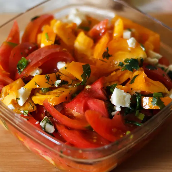 Sommer Leckerer Gemüsekäsesalat Vor Dem Hintergrund Der Zutaten Der Küche — Stockfoto