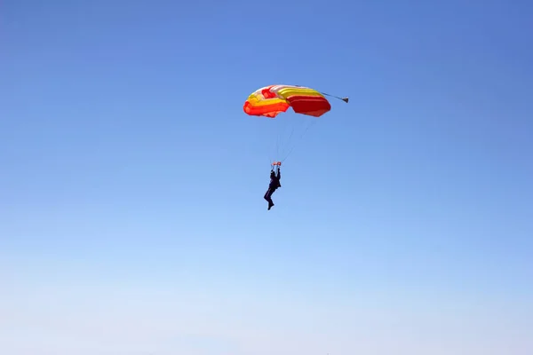 Vuelo Paracaidista Experimentado Con Paracaídas Profesional Cielo Orientación Aterrizaje Con — Foto de Stock