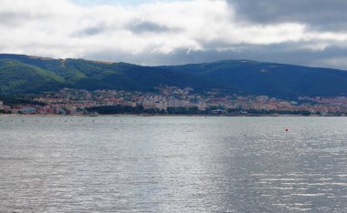 Manzara, uzak kıyı şeridi manzaraları deniz, orman ve bulutlar. Karadeniz 'de güzel bir yaz tatili
