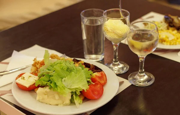 Déjeuner Léger Dans Salle Manger Une Assiette Salade Tomates Fromage — Photo