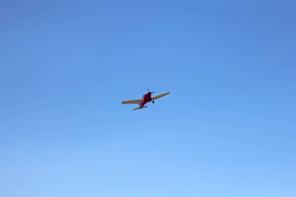 一架活泼的小飞机在蓝天的映衬下美丽地飞行 天空试点培训班 — 图库照片
