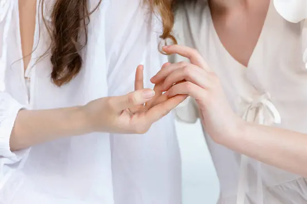 Dua Gadis Berpakaian Putih Saling Menyentuh Tangan Bagian Dari Tubuh — Stok Foto