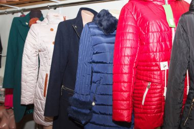 Farklı Renkli Ceketlerin Sonbahar Kış Koleksiyonu Satılık Mankenler Giyindi