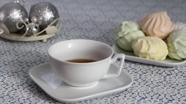 Горячий Чай Наливают Чашку Подаваемый Стол Покрытый Скатертью Сладостями — стоковое видео
