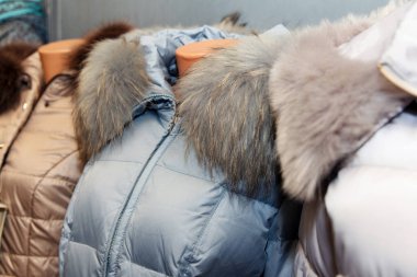 Kış koleksiyonunda kürk yakalı, farklı renklerde, mankenler giyip satışa sunulan günlük kıyafet koleksiyonu.