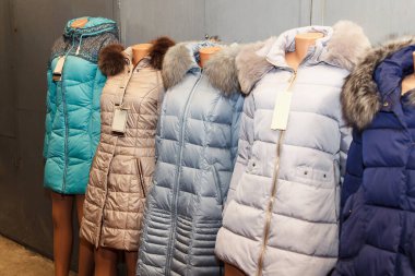 Sonbahar Kış Koleksiyonu Farklı Renkli Güzellik Ceketleri Satılık Mankenler Giyiyor