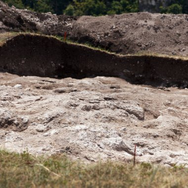 Açığa çıkmış arkeolojik kazı alanı toprak katmanları ve tebeşir yüzeyini gösteriyor, gündüz fotoğrafı, doğal arazi, antik çukur kavramı