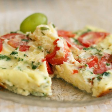 Kahvaltı için yeşillikleri ile lezzetli muhteşem omlet