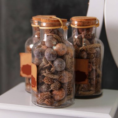 Üç dekoratif cam kavanozları kuru fındık ve kuru SAP ile bir oda süslemeleri