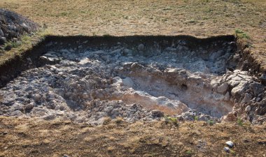Açığa çıkarılmış bilimsel çalışma arkeolojik kazı alanı toprak katmanları ve tebeşirli yüzey, gün ışığı fotoğrafı, doğal arazi, antik çukur kavramı