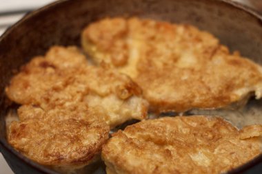 Tavada kızartılmış tavuk pirzolası. Kıtır kıtır bir doku ve iştah açıcı bir görünüş. Gıda ile ilgili temalar ve mutfak sunumları için ideal