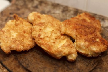 Tabağa istiflenmiş altın kızarmış tavuk pirzolası. Kıtır kıtır bir doku ve iştah açıcı bir görünüş. Gıda ile ilgili temalar ve mutfak sunumları için ideal