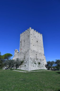 İtalya 'nın Lazio bölgesindeki ortaçağ köyü Civitavecchia di Arpino' da bir ortaçağ kulesi..